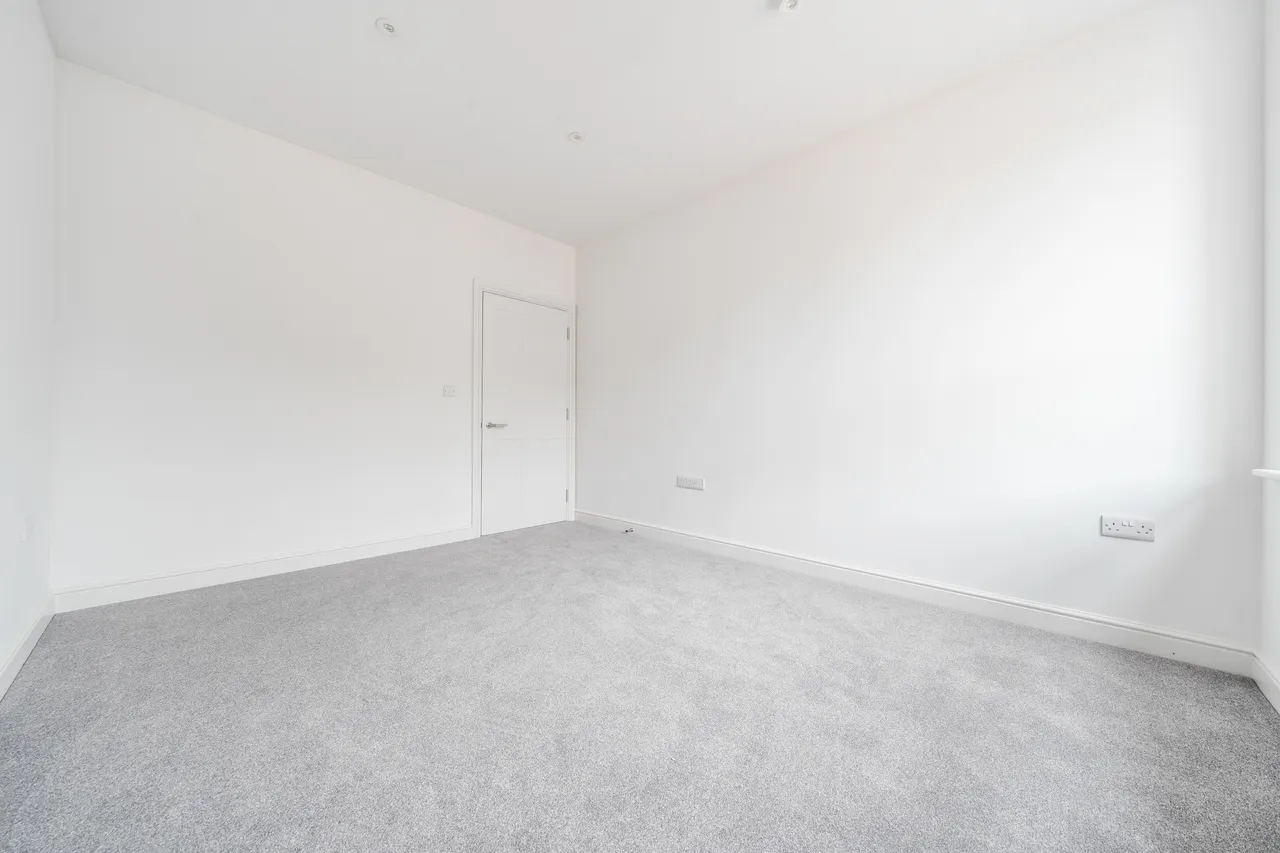 Gladstone Road, SN15, photo 5