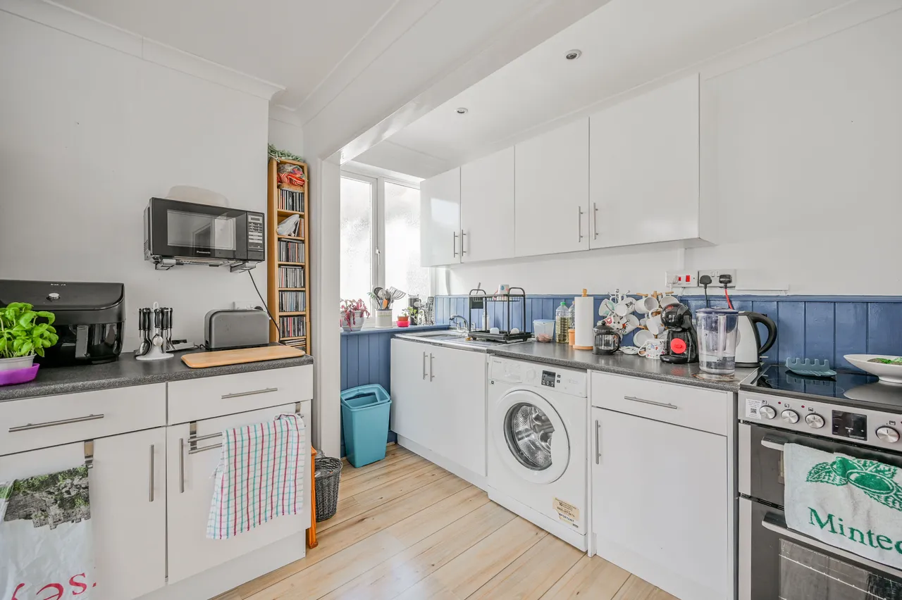 163a Gainsborough Avenue, London, photo 3