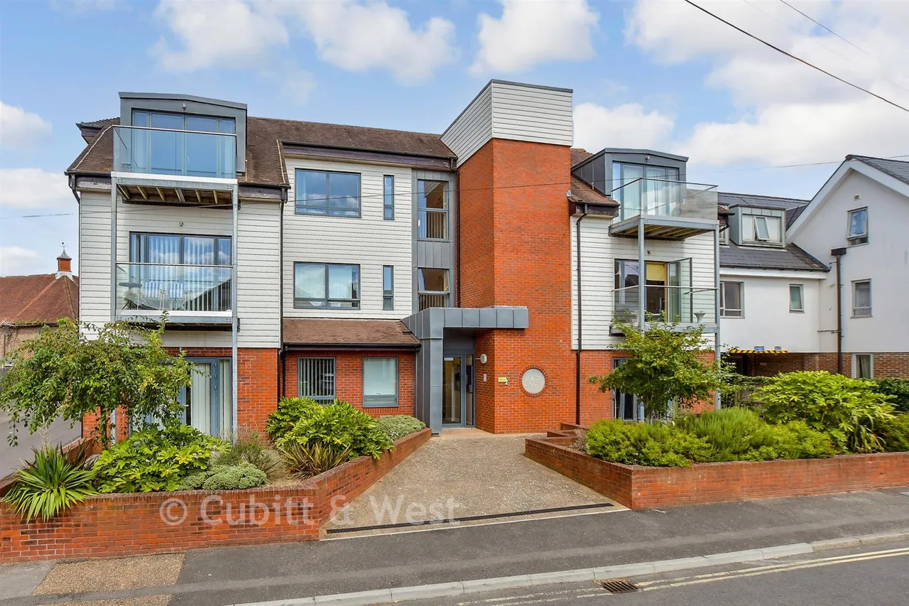 2 bed flat for sale, Denne Parade, Horsham, RH12