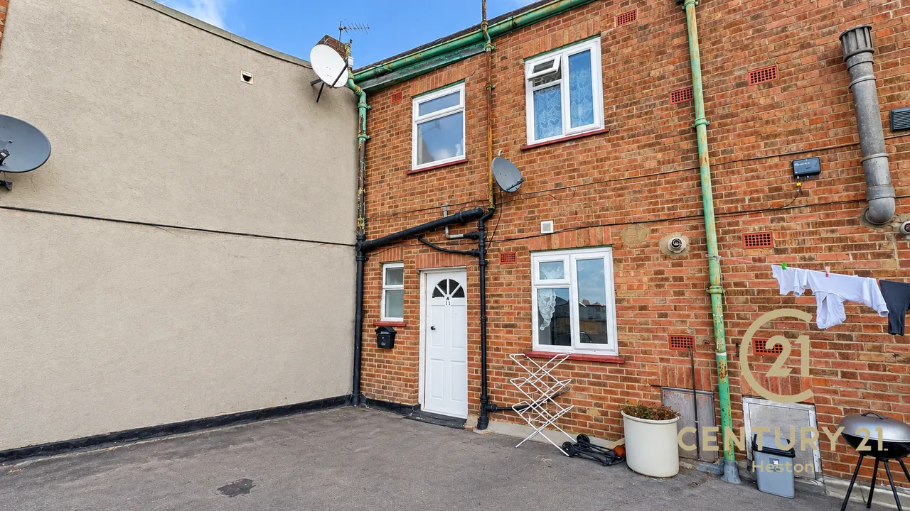 2 bed property to rent, Central Parade, Heston, TW5