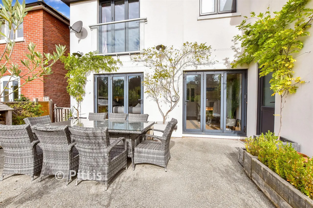 Clatterford Road, Newport, PO30, photo 11