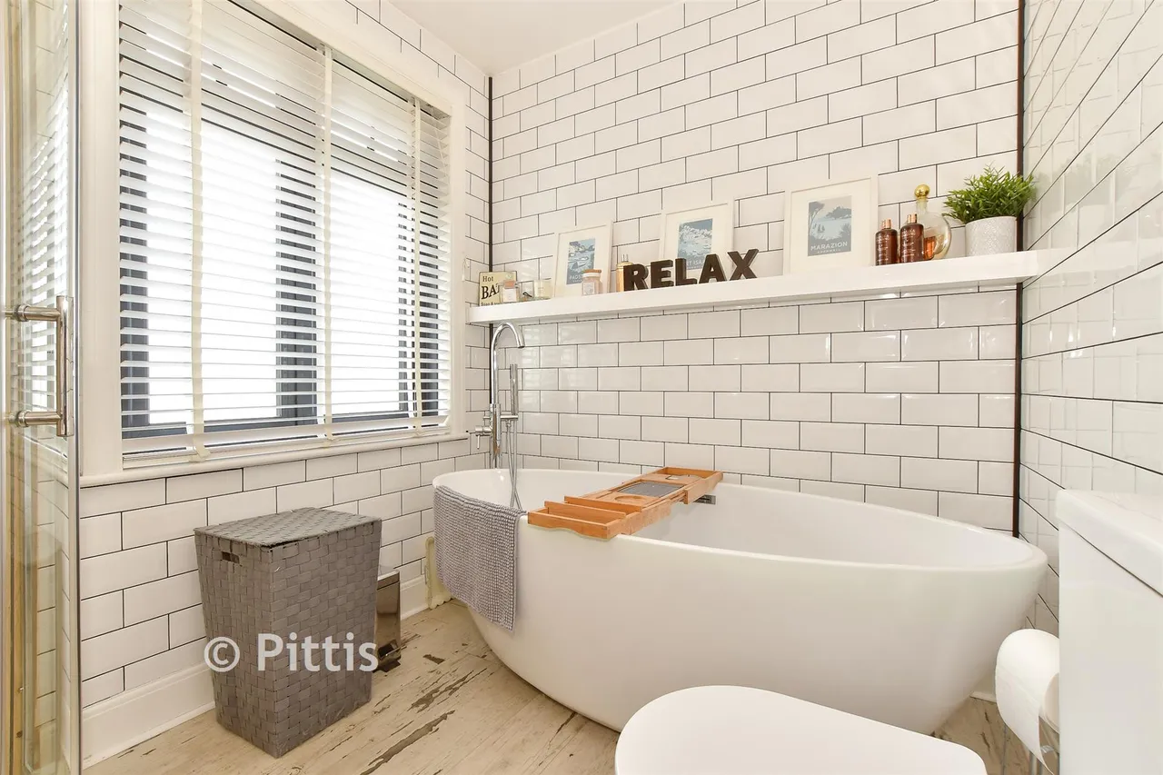 Clatterford Road, Newport, PO30, photo 4
