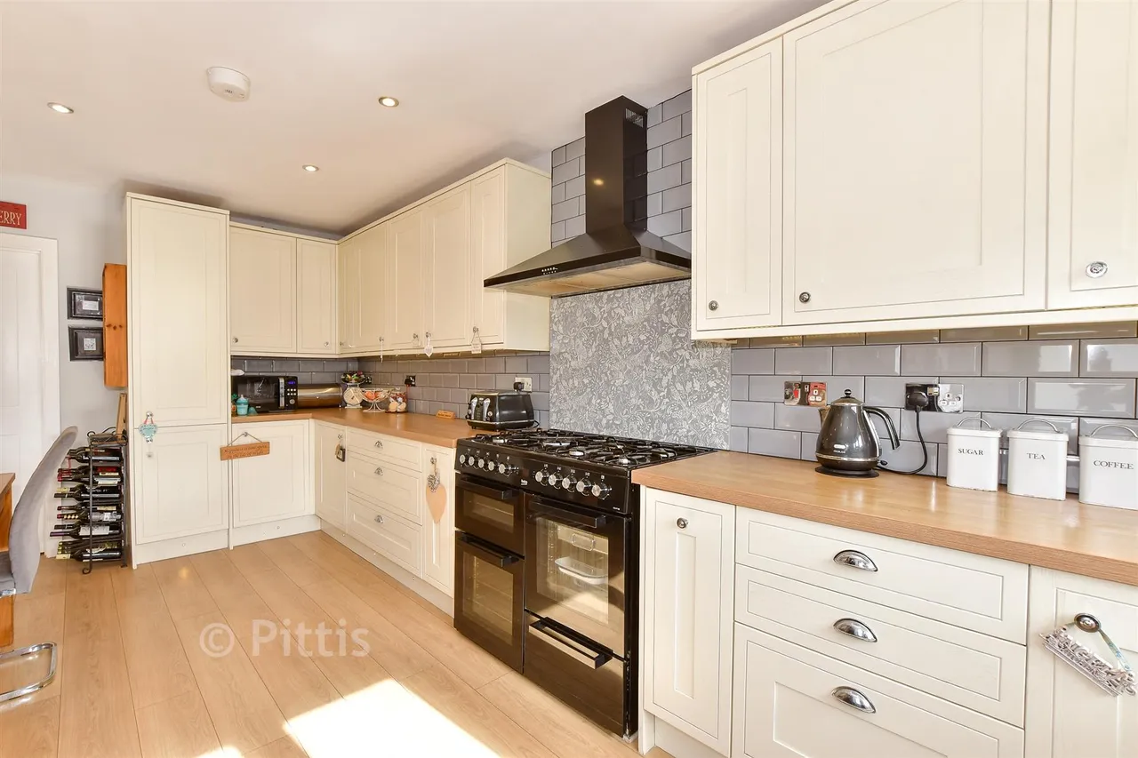 Clatterford Road, Newport, PO30, photo 3