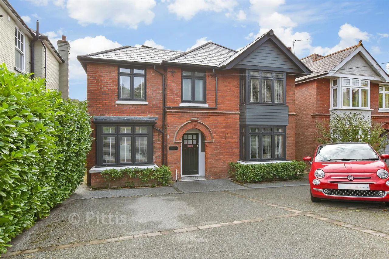 4 bed house for sale, Clatterford Road, Newport, PO30