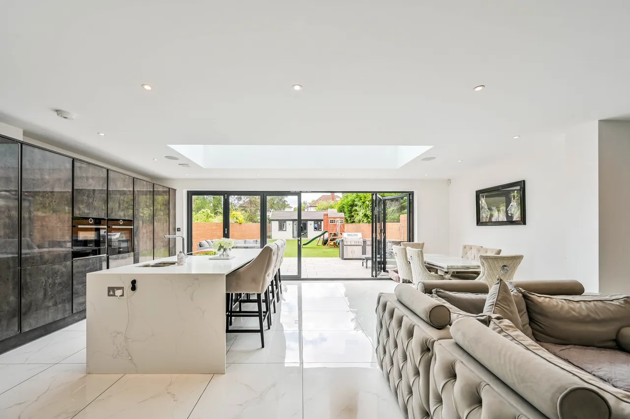 33 Forest Side, Worcester Park, photo 2