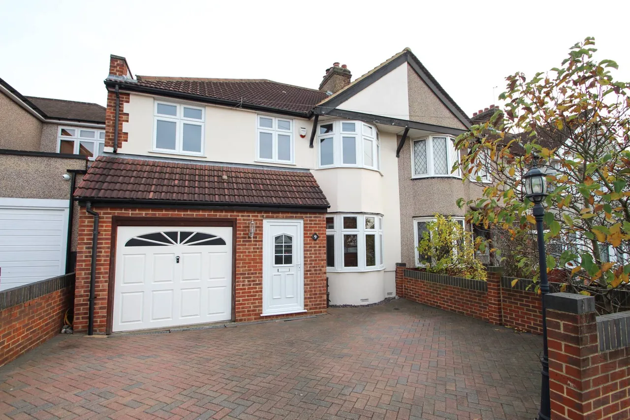 4 bed house for sale — Gloucester Avenue, Welling