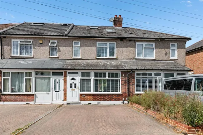 3 bed house for sale — Royal Lane, Uxbridge