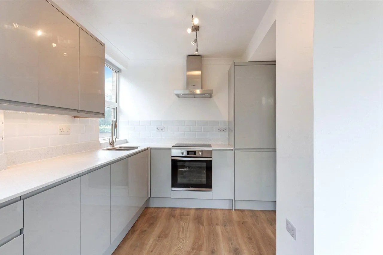 2 bed flat to rent — Queens Road, Weybridge, Surrey, KT13