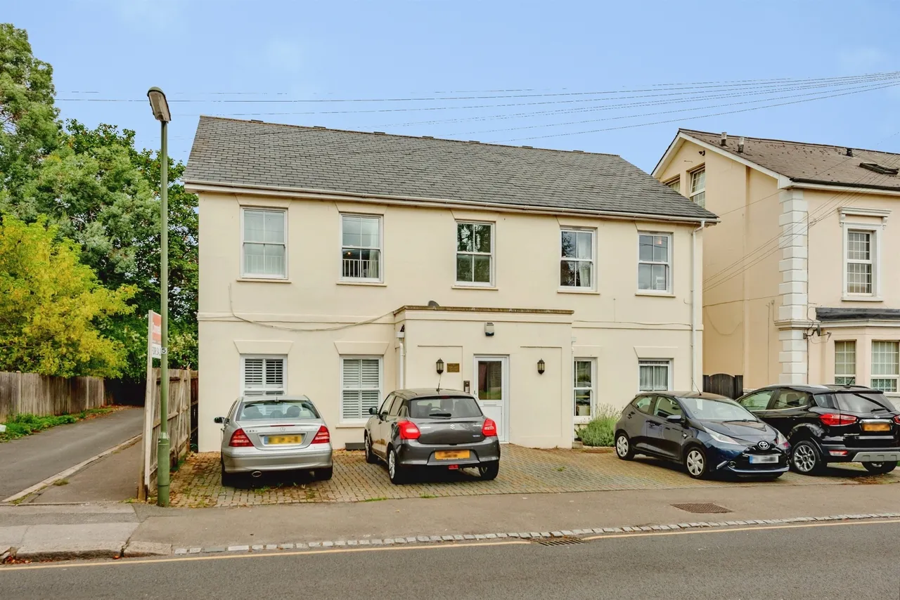 2 bed flat for sale — Gloucester Road, Redhill