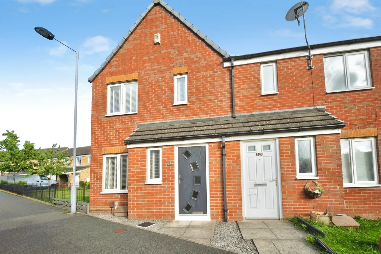 2 bed house for sale — Royds Hall Drive, BRADFORD