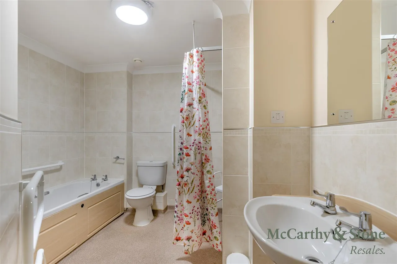 High Street South, Rushden, NN10, photo 9