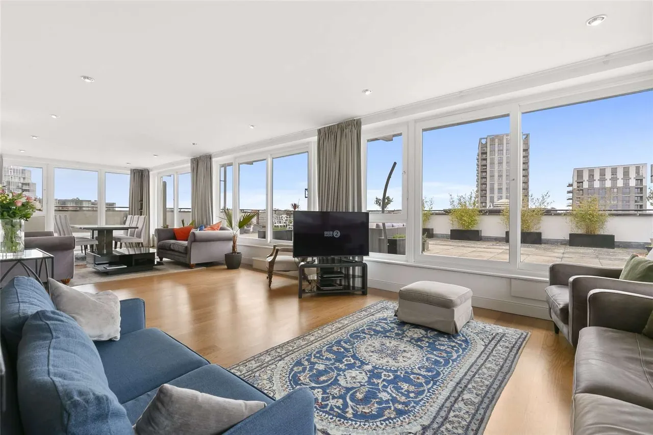 3 bed flat for sale, Smugglers Way, London, SW18