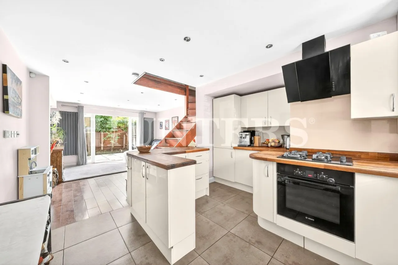 2 bed flat for sale — Copperfield Drive, London, N15