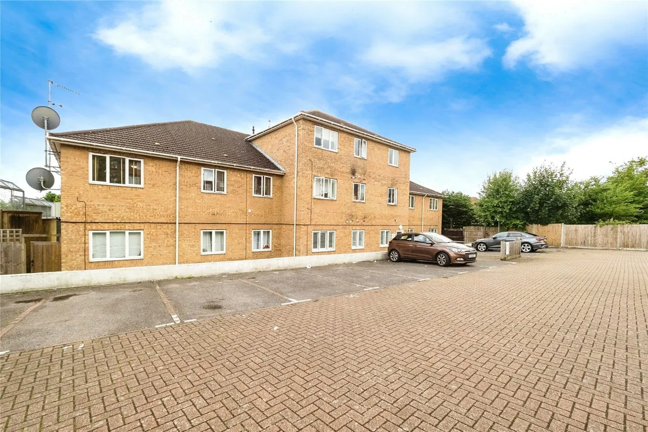 2 bed flat for sale — Collier Row Road, Romford, RM5