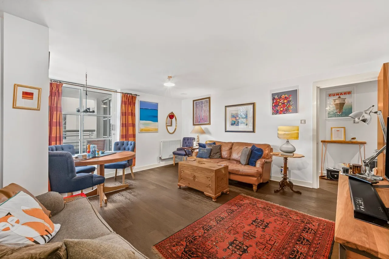 2 bed flat for sale, Barrier Point Road, London, E16