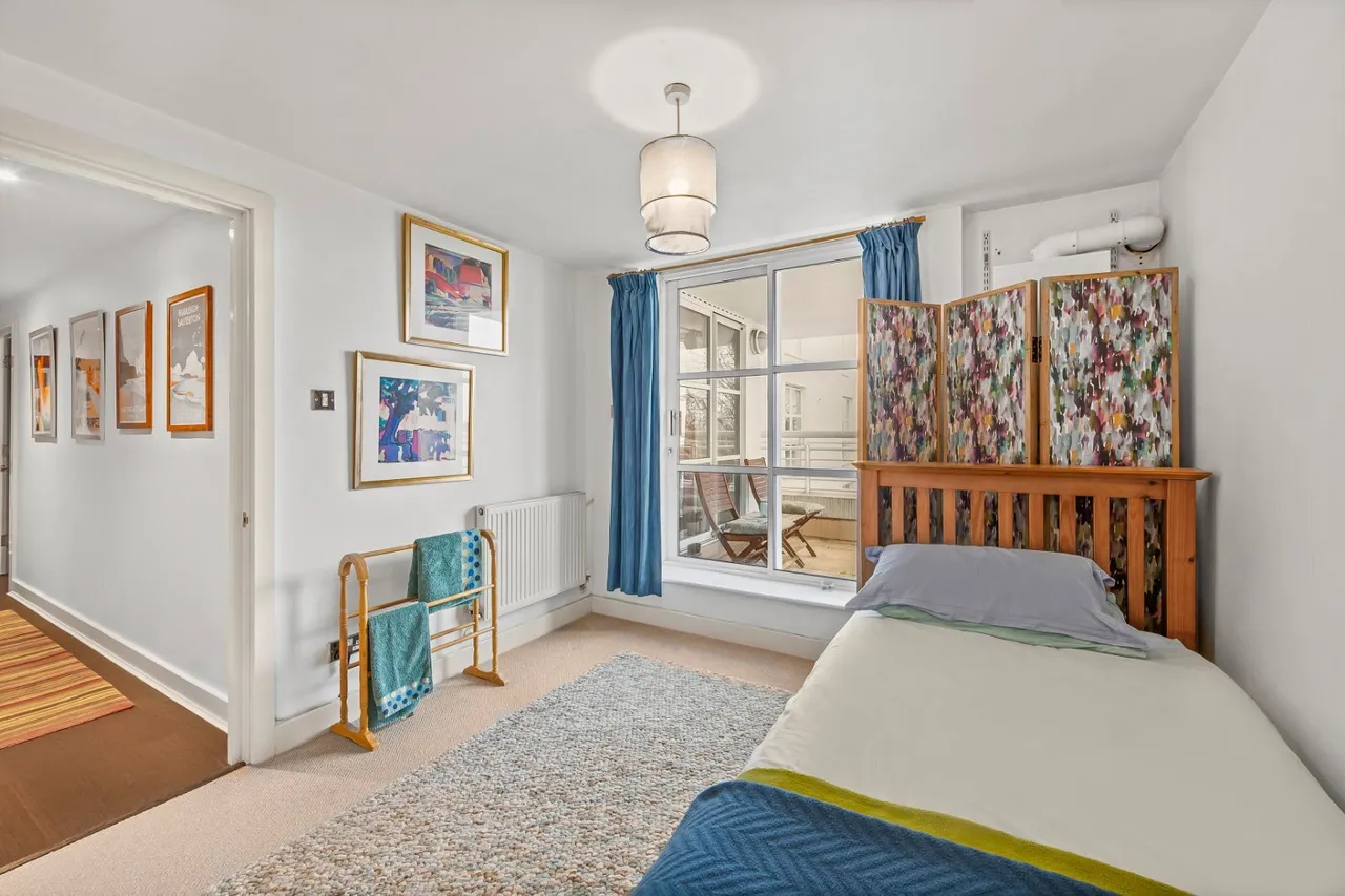 Barrier Point Road, London, E16, photo 12
