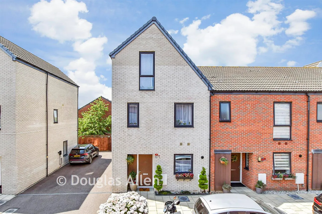 4 bed house for sale, Marine Crescent, Ilford, IG6