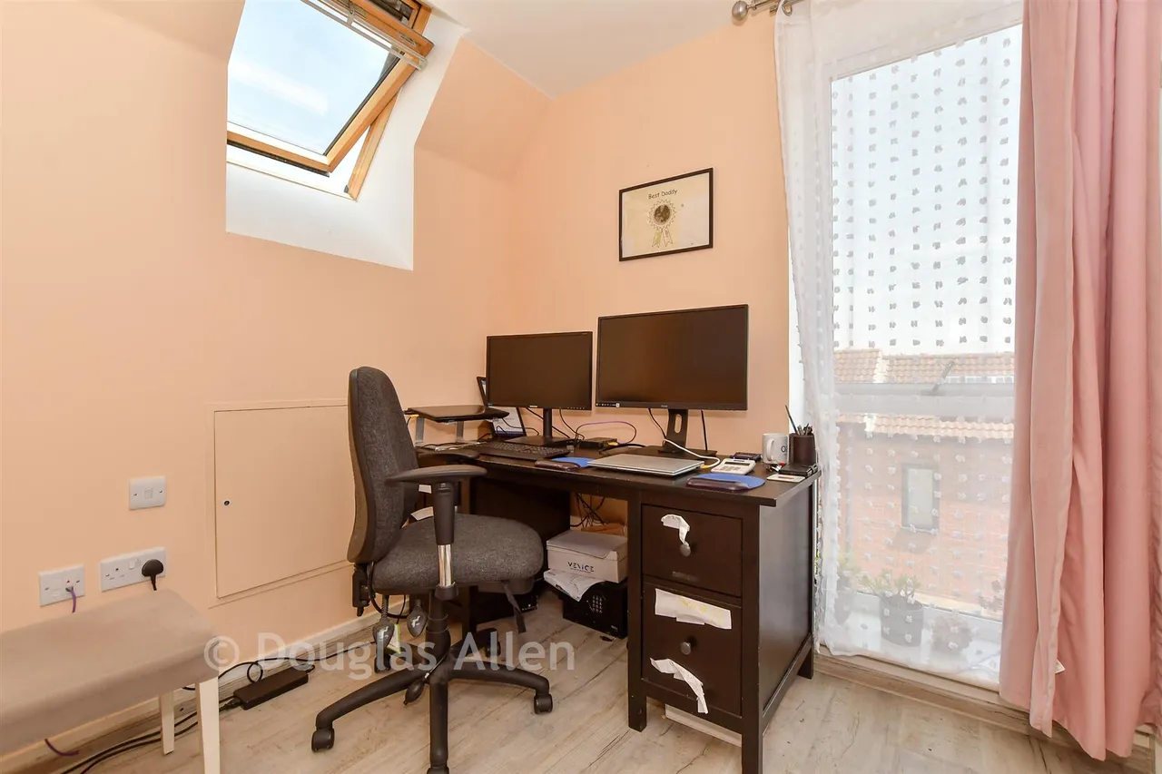 Marine Crescent, Ilford, IG6, photo 9