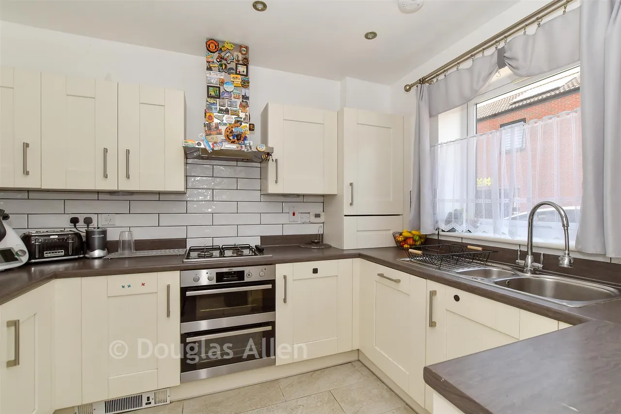 Marine Crescent, Ilford, IG6, photo 2