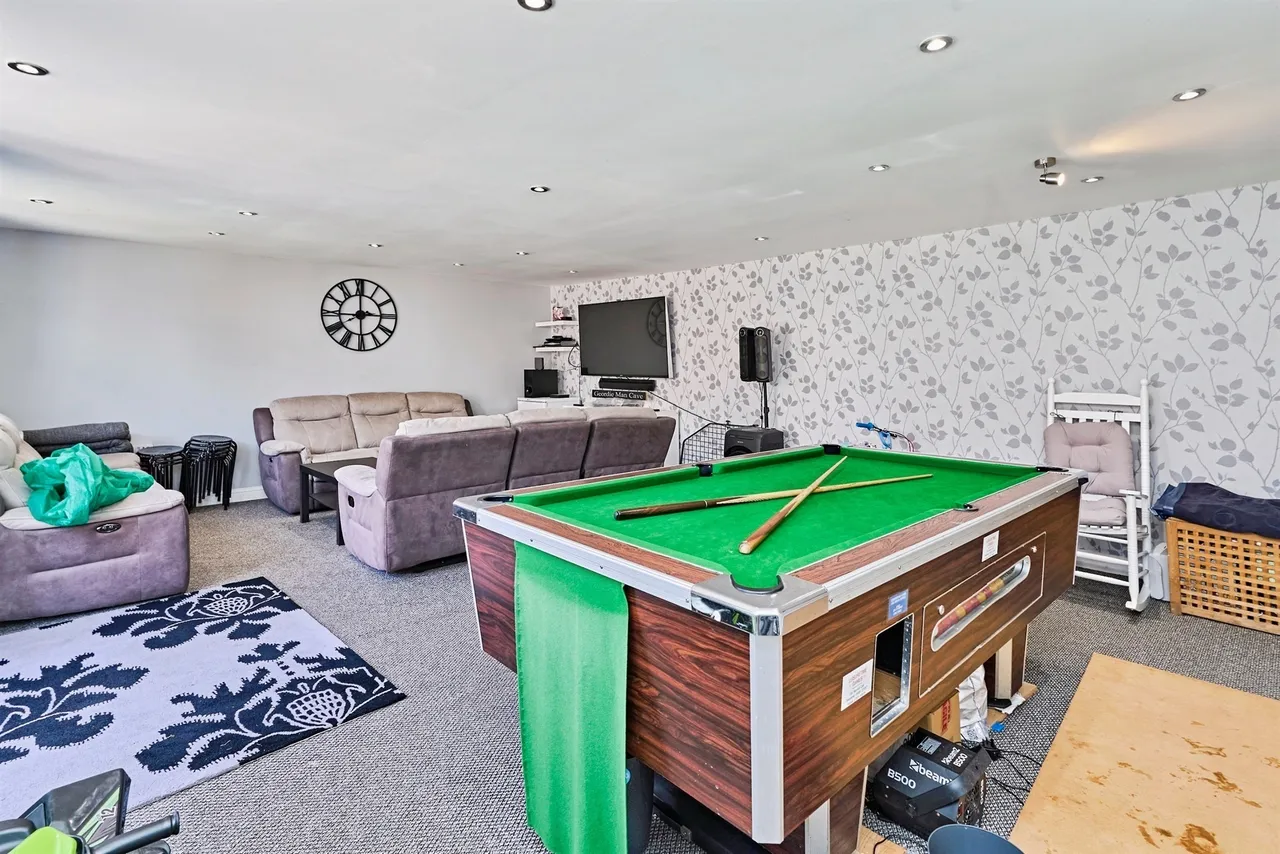 Central Avenue, Bilston, WV14, photo 14