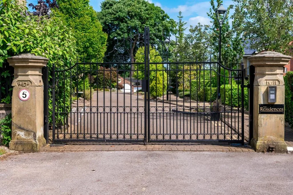 Scholes Lane, Preswtich, M25, photo 2