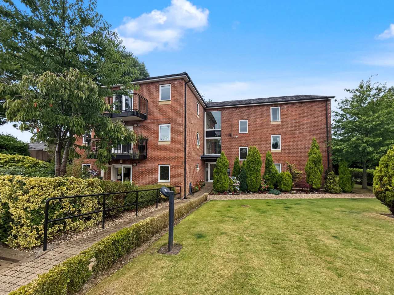 3 bed flat for sale, Scholes Lane, Preswtich, M25