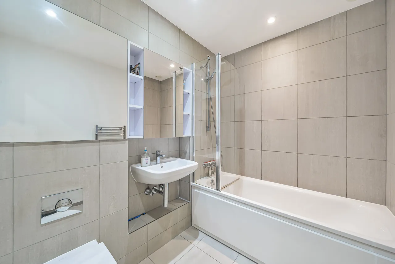 Flat 116, Duncombe House, 15 Victory Parade, London, photo 6