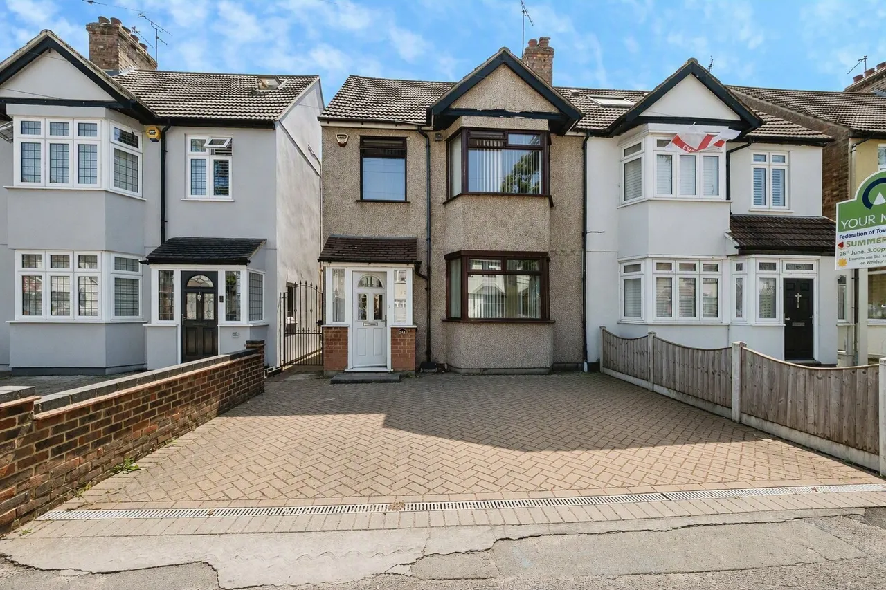 3 bed house for sale — Osborne Road, Hornchurch, RM11