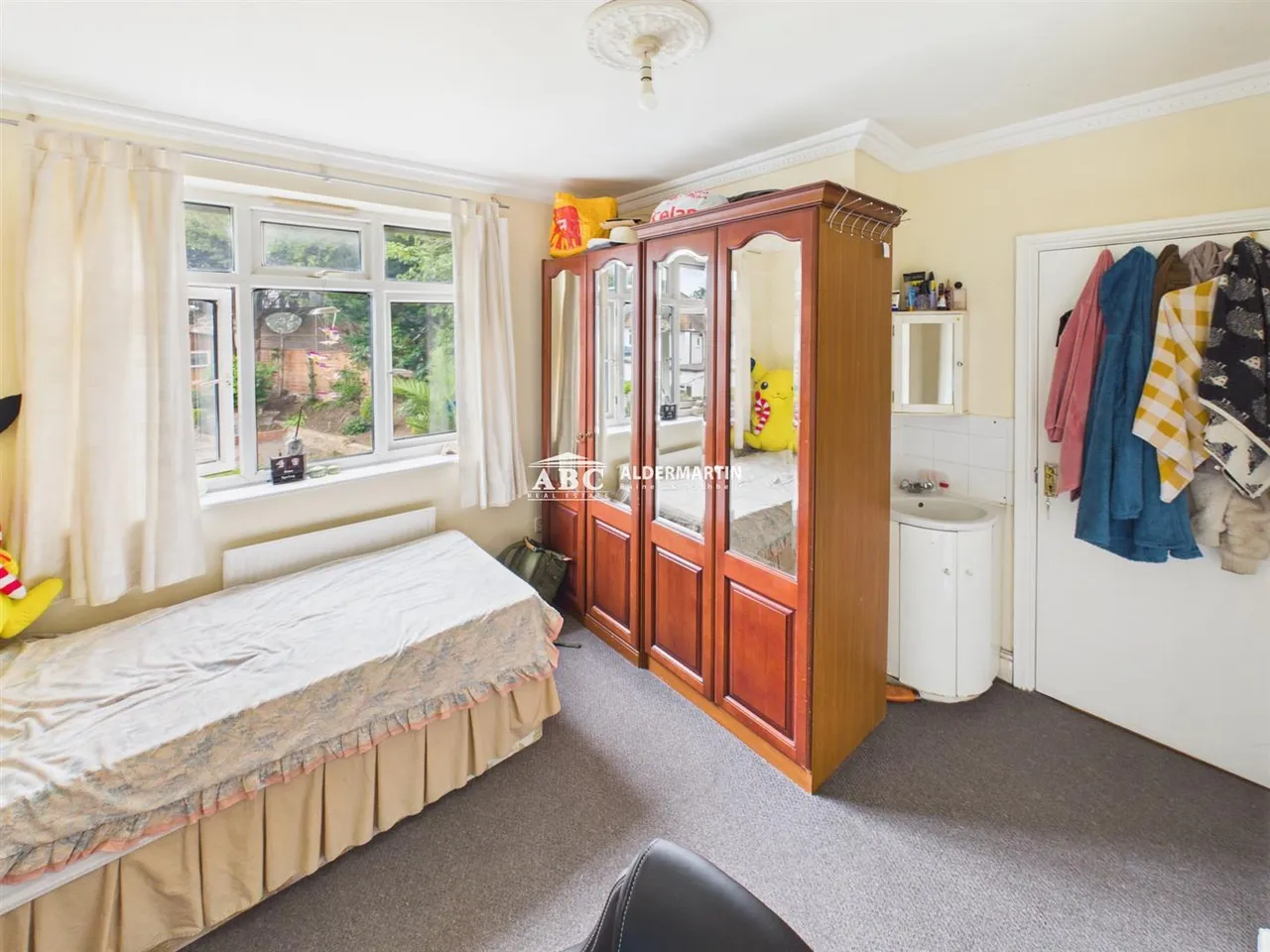 Ridge Close, London, photo 22