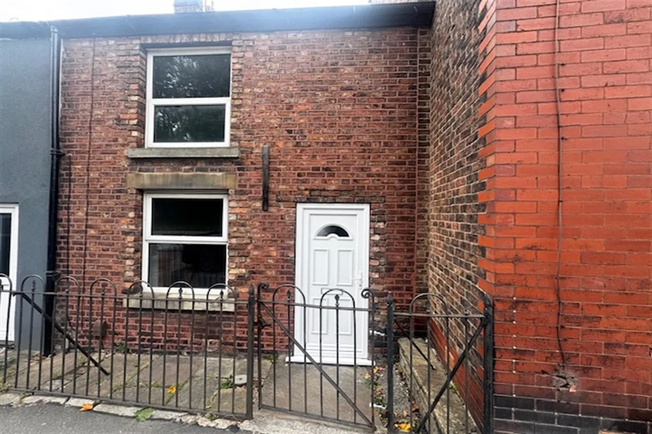 2 bed house to rent, Hurdsfield Road, Macclesfield