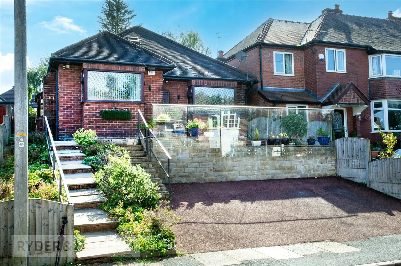 4 bed property for sale, Meadow Road, Woodside, M24