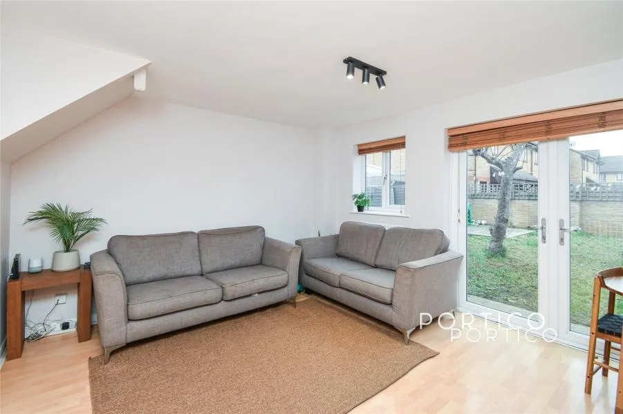 3 bed house to rent, Skiers Street, London, E15
