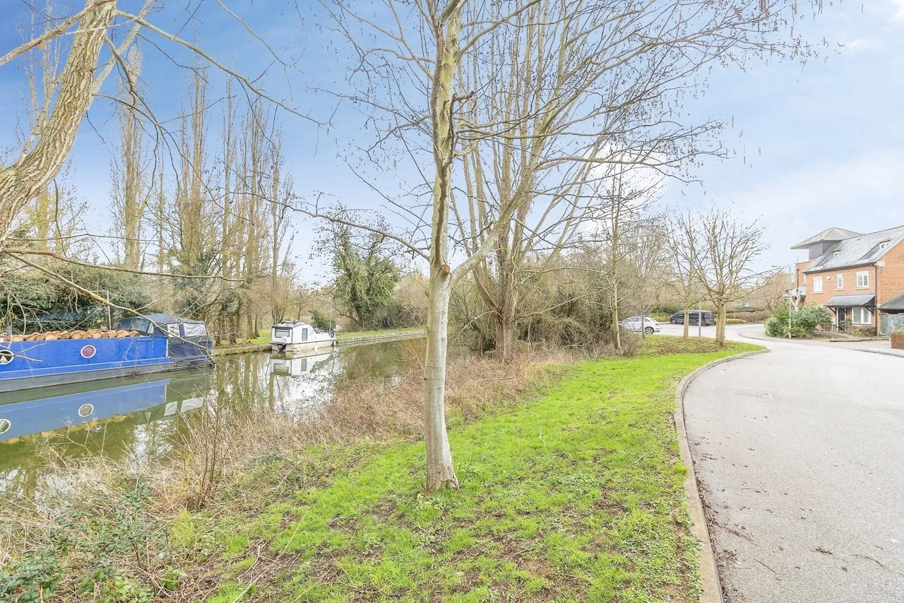 Rays Close, Bletchley, Milton Keynes, Buckinghamshire, MK2, photo 16