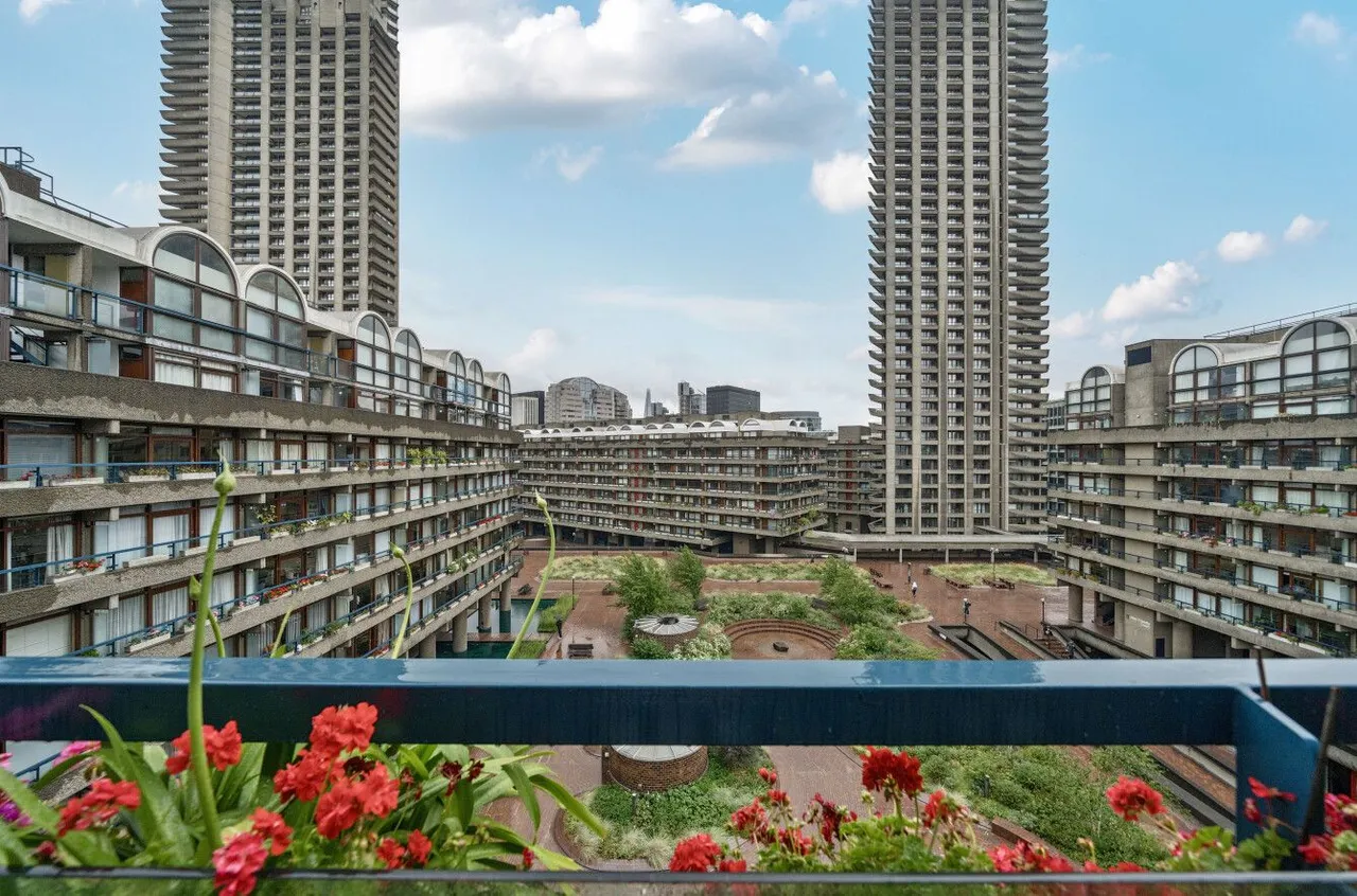1 bed flat for sale, Bunyan Court Barbican, EC2