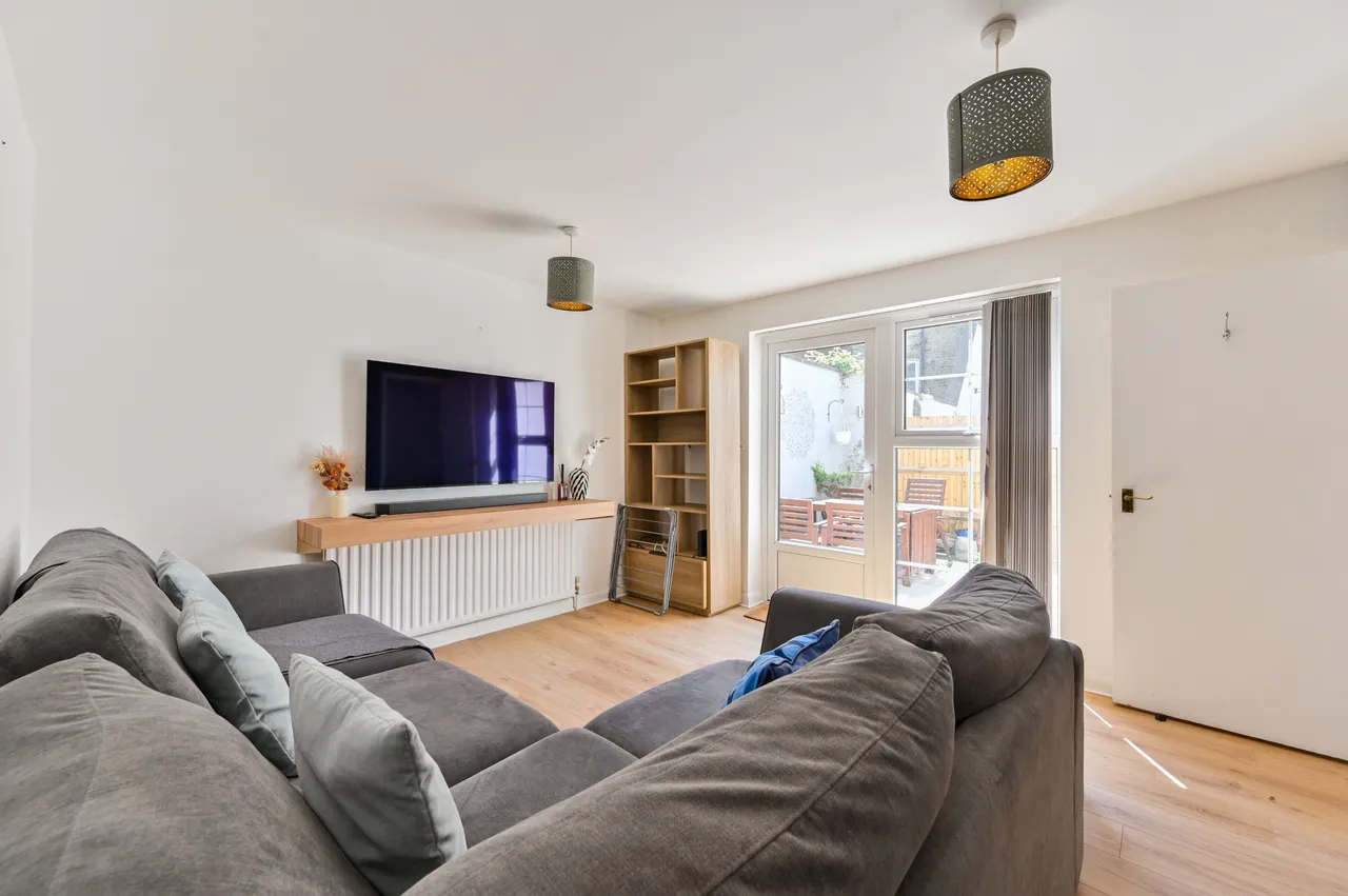 2 bed flat for sale — 117A, Plough Road, London