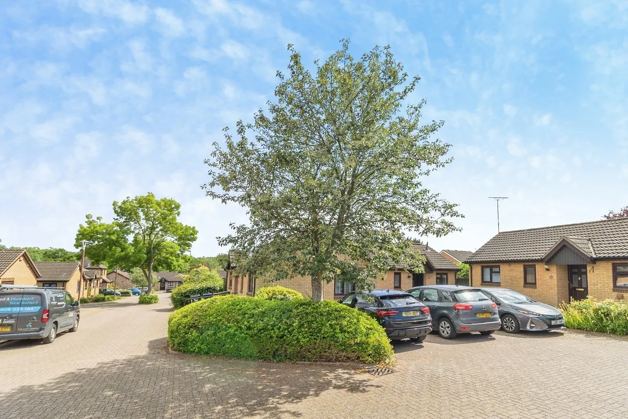 Bryony Place, Conniburrow, Milton Keynes, Buckinghamshire, MK14, photo 2