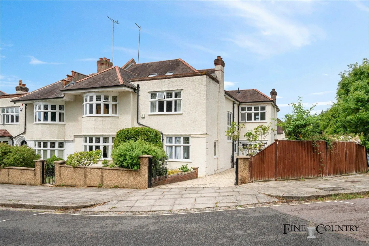 Minster Road, London, photo 20