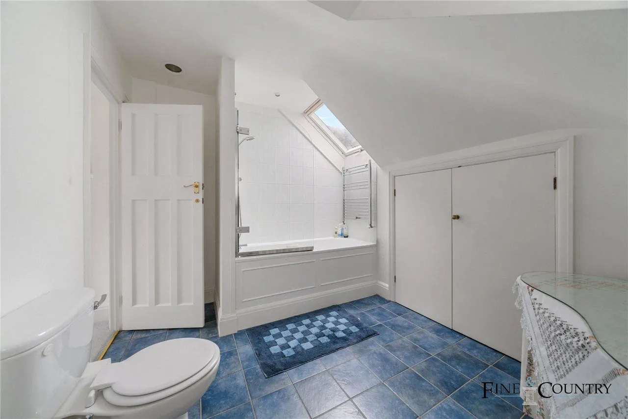 Minster Road, London, photo 17