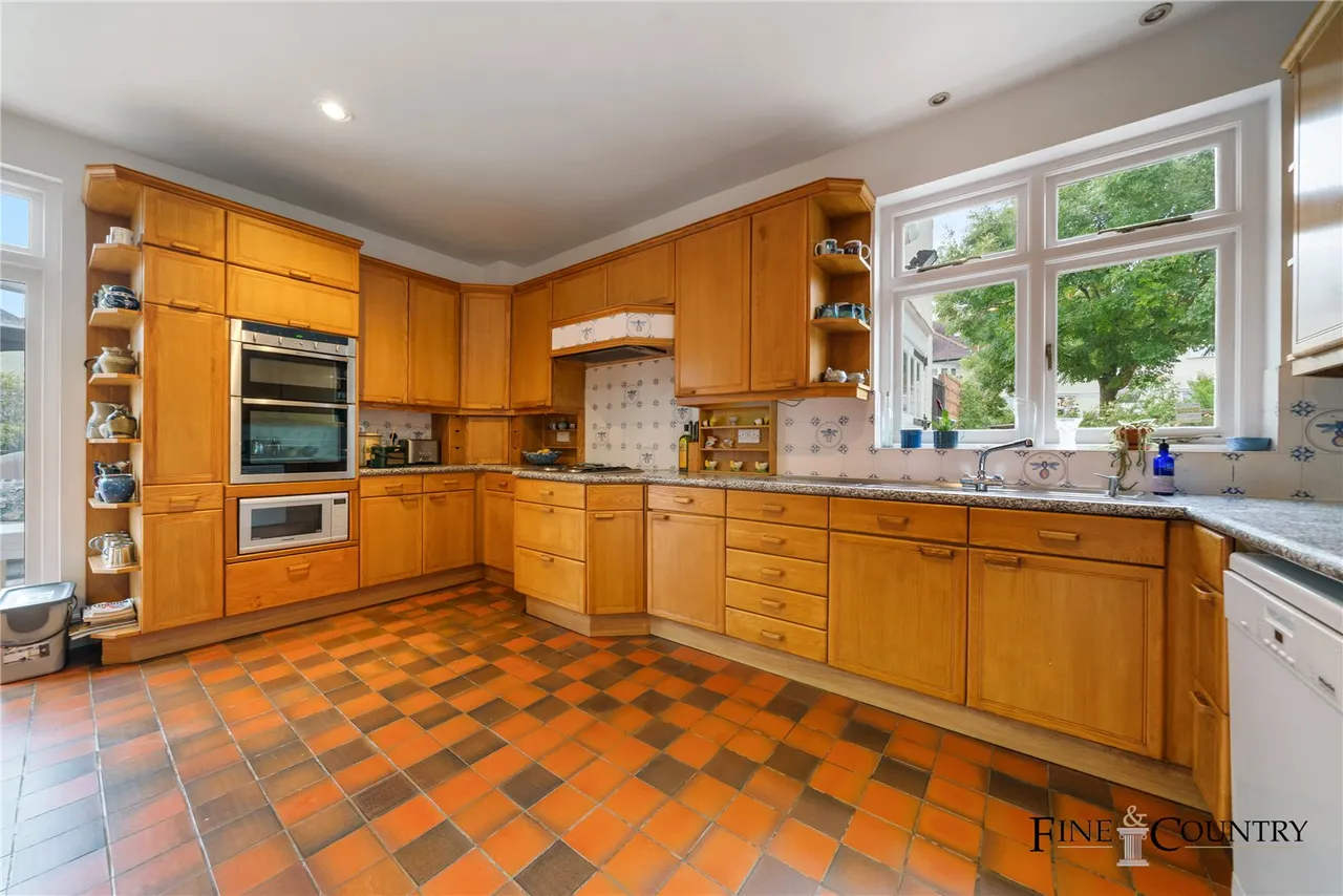 Minster Road, London, photo 7