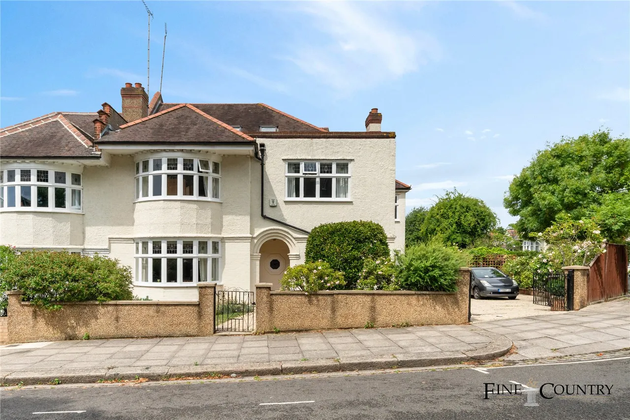 6 bed house for sale, Minster Road, London