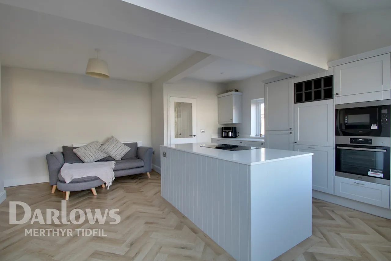 3 bed house to rent, Proory Gardens