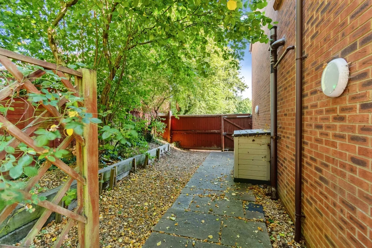 Hollybush Close, Chippenham, SN14, photo 17