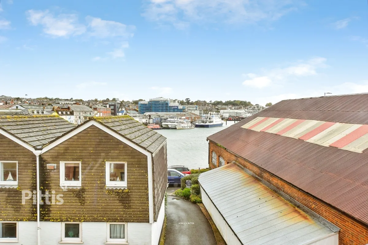 Castle Street East Cowes, PO32, photo 3