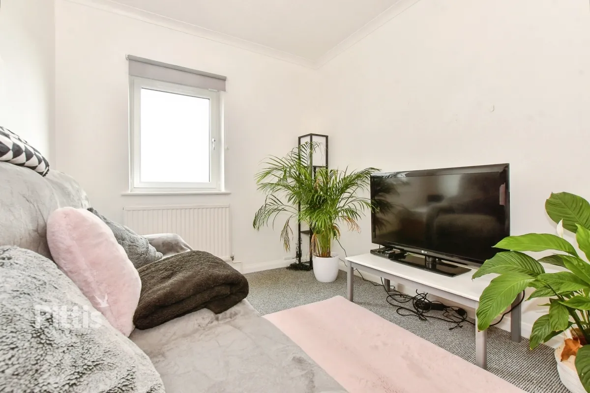 Castle Street East Cowes, PO32, photo 2