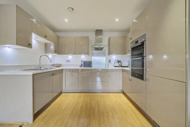 West Street, Newbury, RG14, photo 2