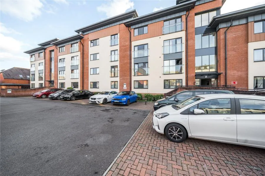 2 bed flat for sale, West Street, Newbury, RG14