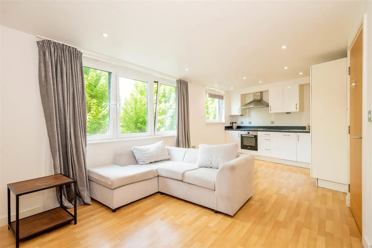 Southwell Park Road, Camberley, photo 2