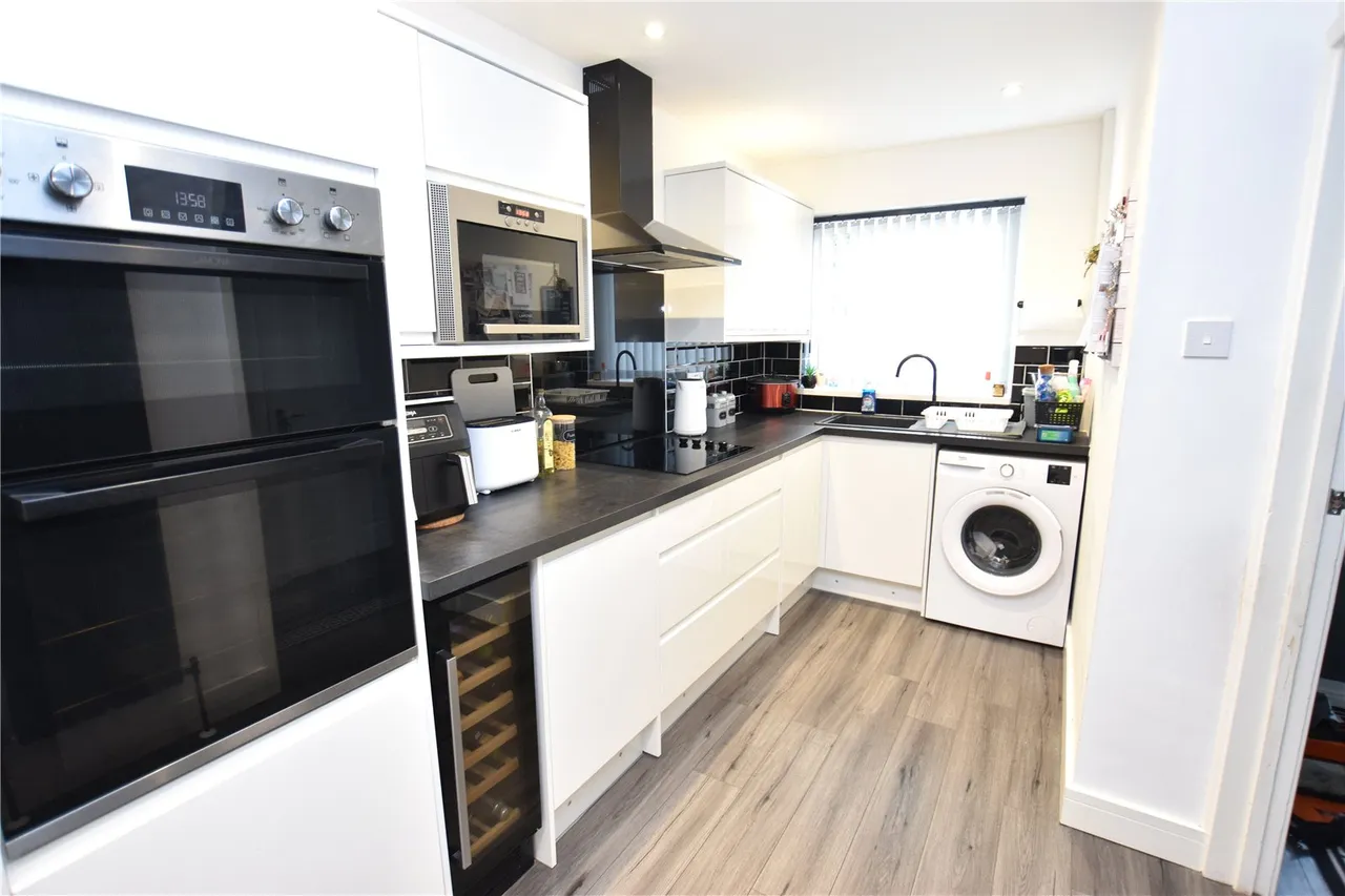 Woburn Avenue, Farnborough, Hampshire, GU14 7EQ, photo 3
