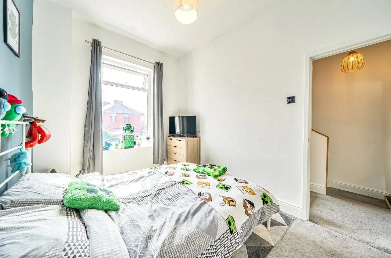 Rochdale Road, Shaw, OL2, photo 17