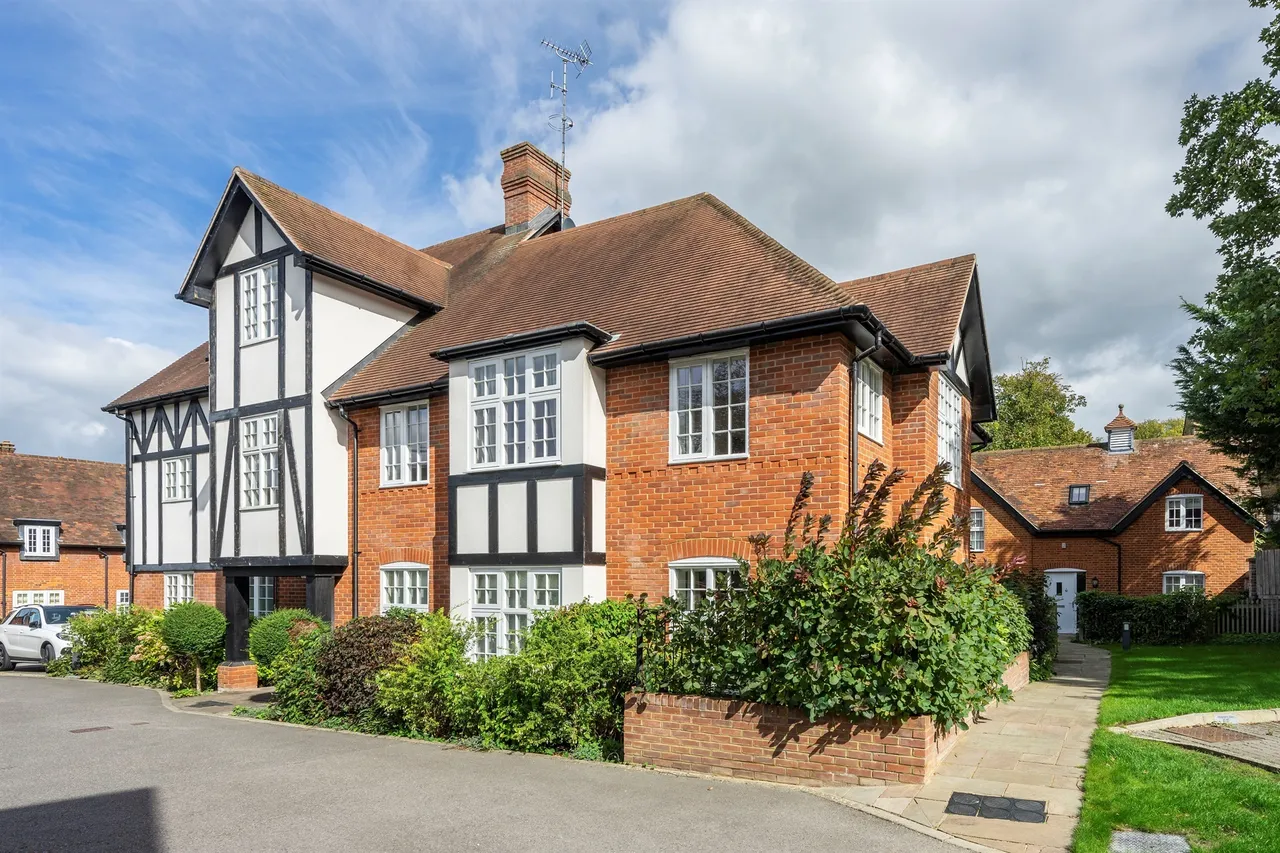 2 bed flat for sale, Crown Mews, Tring, HP23